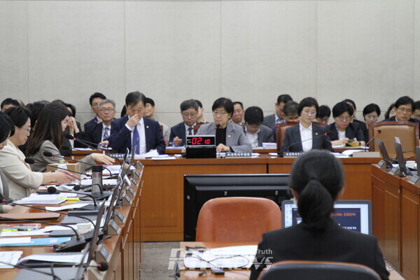 지난 15일 정은경 보건복지부 장관이 서울 여의도 국회에서 열린 보건복지원회의 보건복지부 등에 대한 국정감사에서 질의에 답변하고 있다./ 남기두 기자