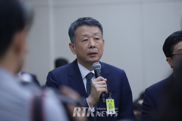 지난 14일 김광일 홈플러스 대표이사가 국회 정무위원회 국정감사에 증인으로 출석했다. / 남기두 기자