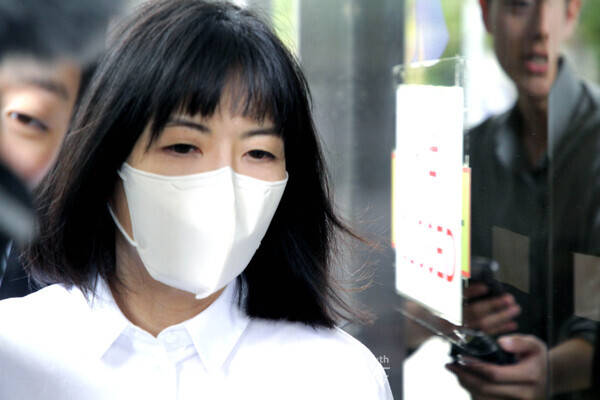 15일 구연경 LG복지재단 대표가 서울남부지방법원에서 열리는 미공개주식정보 이용 부당이득 재판에 참석하기 위해 재판장으로 향하고 있다 / 남기두 기자 