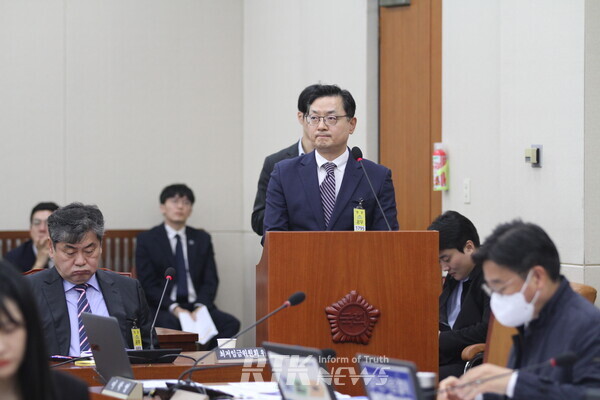 30일 강인석 이마트 본부장은 국회 기후에너지환경노동위원회 종합감사에 증인으로 출석했다. / 남기두 기자