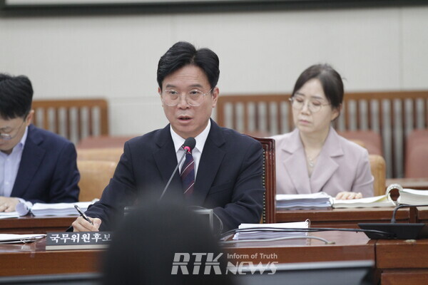 16일 김영훈 고용부 장관 후보자가 의원의 질의에 답하고 있다 / 알티케이뉴스 남기두 기자