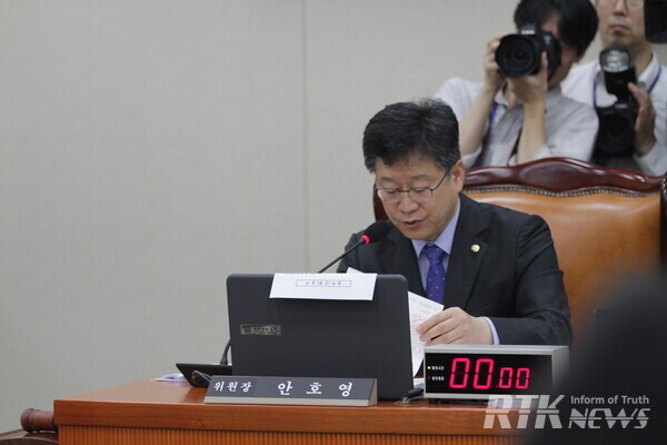지난 15일 안호영 국회 기후에너지환경노동위원회 위원장이 국정감사에서 질의 내용을 검토하고 있다./ 남기두 기자