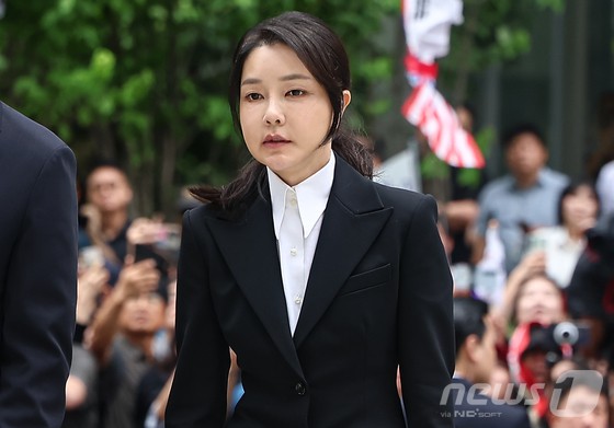 윤석열 전 대통령 부인 김건희 여사가 6일 서울 종로구에 마련된 김건희 특검팀(특별검사 민중기) 사무실로 조사를 받기 위해 출석하고 있다.