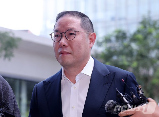 조현상 HS 효성 부회장이 4일 오전 서울 종로구에 마련된 김건희 특검팀(특별검사 민중기) 사무실로 조사를 받기 위해 출석하고 있다.