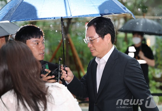 윤창호 전 한국증권금융 사장이 17일 오전 서울 종로구 KT광화문빌딩에 마련된 김건희 여사의 각종 의혹을 수사하는 김건희 특검 사무실로 출석하고 있다. 특검팀은 이른바 '집사 게이트'와 관련해 김익래 전 다우키움증권 회장과 윤 전 사장을 소환해 조사 중이다.