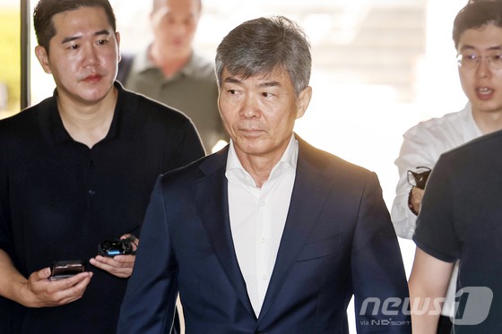 '도이치모터스 주가조작 사건' 당시 김건희 여사의 계좌를 관리한 것으로 알려진 이종호 전 블랙펄인베스트 대표가 5일 오전 서울 서초구 서울중앙지방법원에서 열린 영장실질심사에 출석하고 있다.이 전 대표는 도이치모터스 주가조작 사건 집행유예를 받게 해주겠다는 조건으로, 2022년 6월∼2023년 2월 25차례에 걸쳐 1차 주포인 이정필 씨로부터 8100만 원을 챙긴 혐의를 받는다.