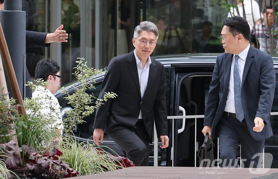 류긍선 카카오모빌리티 대표가 21일 서울 종로구 윤석열 전 대통령의 부인 김건희 여사 관련 의혹을 수사하는 민중기 특별검사팀 사무실에 조사를 받기 위해 출석하고 있다.