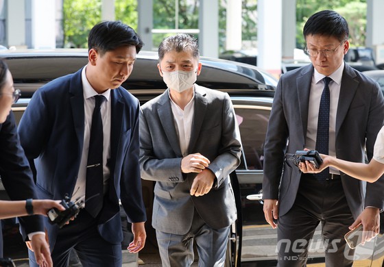 SM엔터테인먼트 시세조종 공모 의혹을 받는 김범수 카카오 창업자가 29일 오후 서울 양천구 남부지법에서 열린 결심공판에 출석하고 있다.