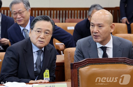 허영인(왼쪽) SPC그룹 회장과 이해욱 DL그룹 회장이 1일 오전 서울 여의도 국회 환경노동위원회에서 열린 '산업재해 관련 청문회'에 출석해 대화를 나누고 있다.