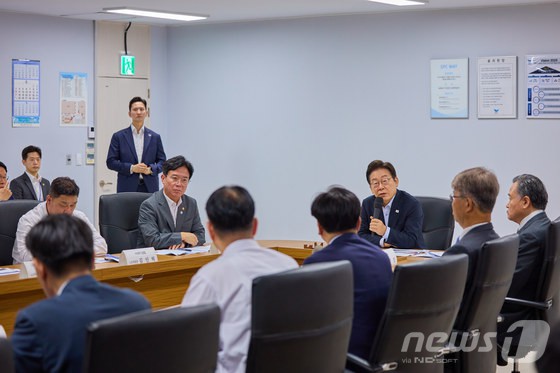 이재명 대통령이 지난 25일 경기 시흥시 SPC삼립 시화공장에서 열린 '산업재해 근절 현장 노사간담회'에서 발언을 하고 있다. (이재명 대통령 SNS. 재판매 및 DB금지)