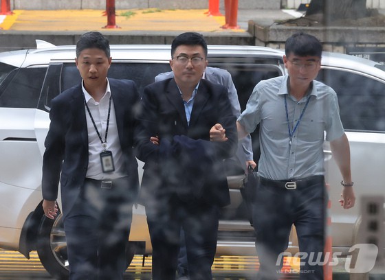 김건희 여사 일가의 집사로 알려진 김예성 씨가 15일 오후 서울 서초구 서웅중앙지법에서 열리는 구속 전 피의자 심문(영장실질심사)에 출석하고 있다. '김건희 집사 게이트' 당사자로 알려진 김 씨는 IMS모빌리티를 통해 대기업과 금융·투자사 9곳으로부터 184억 원의 투자금을 받고, 차명 회사로 의심받는 이노베스트코리아를 통해 46억 원을 챙겼다는 의혹을 받고 있다.