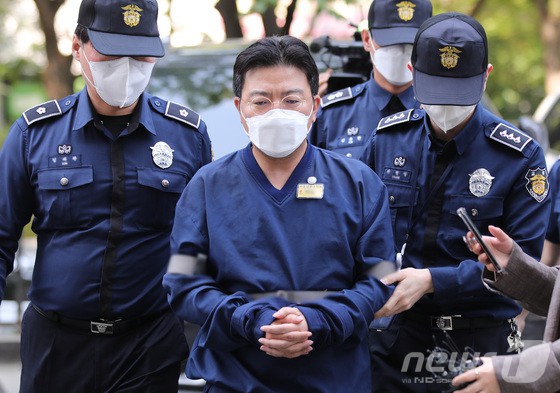 소시에테제네랄(SG)증권발 폭락 사태와 관련해 주가조작을 주도한 의혹을 받는 라덕연 투자자문업체 대표가 11일 오전 서울 양천구 서울남부지방법원에서 열리는 구속 전 피의자심문(영장실질심사)에 출석하고 있다.