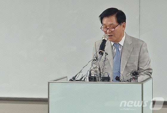 김익래 다우키움 회장이 4일 오후 서울 영등포구 여의도 키움증권 본사에서 대국민 사과 기자회견을 하고 있다.김 회장은 다우키움그룹 회장직과 키움증권 등기이사장직에서 사퇴하고 다우데이타 주식 140만주를 매각해 현금화한 605억원은 사회에 전액 환원하기로 한다고 밝혔다.