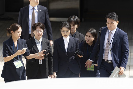 윤석열 전 대통령 부인 김건희 여사가 12일 오후 서울 서초구 서울중앙지법에서 열린 구속 전 피의자 심문(영장실질심사)를 마치고 나오고 있다.
