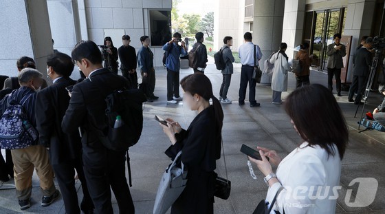 최태원 SK그룹 회장과 노소영 아트센터 나비 관장의 이혼 소송 상고심 선고가 열린 16일 오전 서울 서초동 대법원 출입구 앞에 선고 결과를 듣기 위한 참석자 및 방청객, 취재진이 입장을 기다리고 있다. 대법원 1부(주심 서경환 대법관)는 이날 최태원 SK그룹 회장과 노소영 아트센터 나비 관장 두 사람의 이혼 소송 상고심에서 "최 회장이 노 관장에게 재산 분할금 1조3808억 원과 위자료 20억 원을 지급하라"고 판결한 원심을 깨고 사건을 서울고법으로 돌려보냈다.