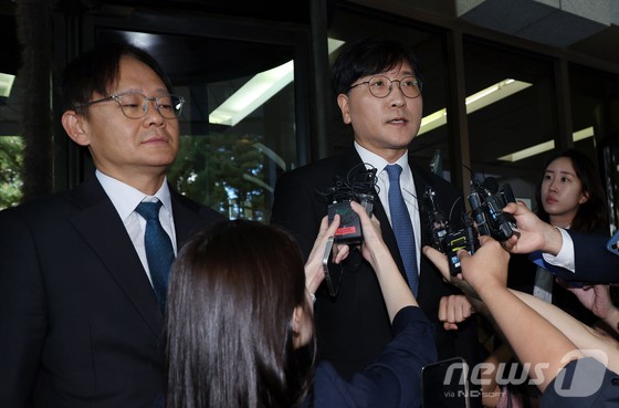 최태원 SK 회장 측 이재근, 민철 변호사가 16일 오전 서울 서초동 대법원에서 파기환송 결정에 대한 입장을 밝히고 있다. 대법원 1부(주심 서경환 대법관)는 이날 최태원 SK그룹 회장과 노소영 아트센터 나비 관장 두 사람의 이혼 소송 상고심에서 "최 회장이 노 관장에게 재산 분할금 1조3808억 원과 위자료 20억 원을 지급하라"고 판결한 원심을 깨고 사건을 서울고법으로 돌려보냈다.