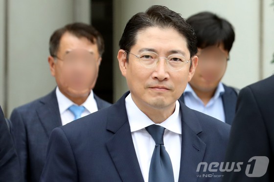 조현준 효성 회장이 6일 오전 서울 서초구 서울중앙지방법원에서 열린 특정경제범죄가중처벌 등에 관한 법률위반 선고기일을 마치고 법원을 나서고 있다. 