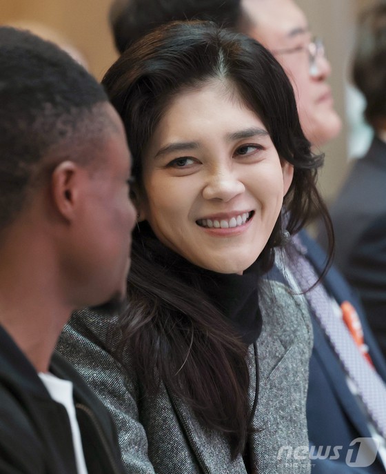 이부진 한국방문의해위원회 위원장과 김대현 문화체육관광부 제2차관이 23일 인천국제공항 제1터미널에서 열린 '2025 환영주간' 개막행사에서 외국인 참석자와 대화하며 미소짓고 있다.문화체육관광부와 한국방문의해위원회는 2025년 아시아태평양경제협력체(APEC) 정상회의 및 방한 관광 성수기를 맞아 이날부터 다음 달 9일까지 인천국제공항과 경주역, 김해공항, 부산항 등에서 외국인 관광객들을 환대하는 '환영 주간'을 연다.