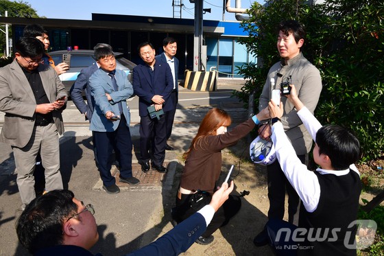 이종우 경북경찰청 중대재해수사팀장이 6일 오후 포스코 DX 근로자 사망 사고와 관련 포항제철소 2문 앞에서 합동감식 등애 대한 설명을 하고있다.이 팀장은 