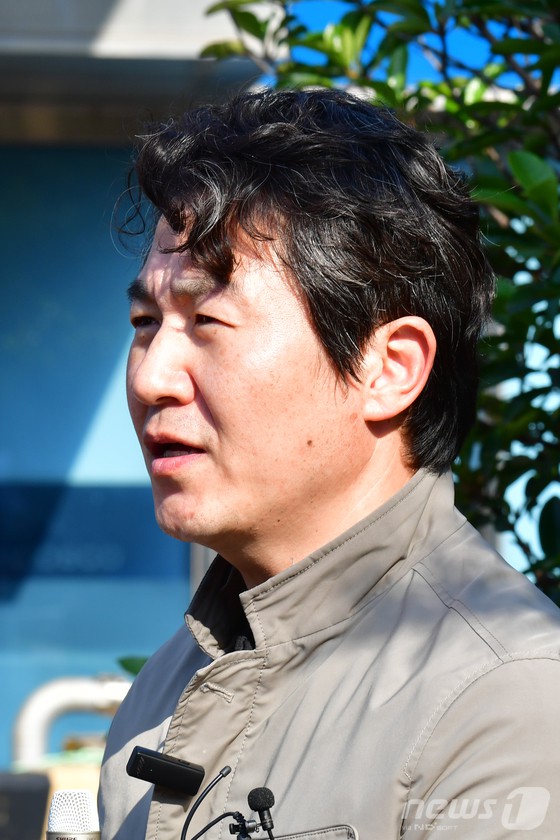 이종우 경북경찰청 중대재해수사팀장이 6일 오후 포스코 DX 근로자 사망 사고와 관련 포항제철소 2문 앞에서 합동감식 등애 대한 설명을 하고있다.이 팀장은 