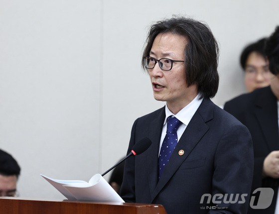 주병기 공정거래위원장이 14일 오전 서울 여의도 국회에서 열린 정무위원회 국정감사에서 업무보고를 하고 있다.