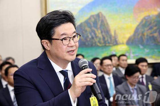 김병주 MBK파트너스 회장이 14일 오후 서울 여의도 국회에서 열린 정무위원회 국정감사에 증인으로 출석해 질의에 답하고 있다.