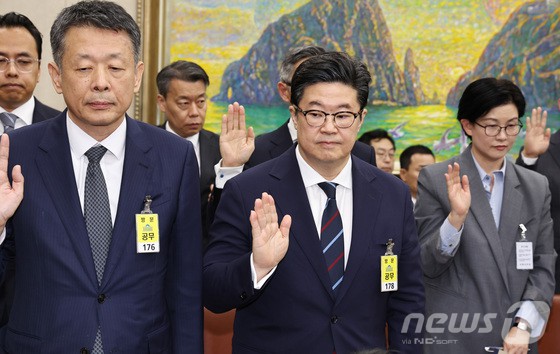 김광일 홈플러스 대표이사(왼쪽부터)와 김병주 MBK파트너스 회장, 조주연 홈플러스 공동대표가 14일 오후 서울 여의도 국회에서 열린 정무위원회 국정감사에 출석해 증인선서를 하고 있다.