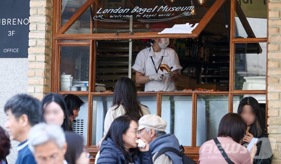 유명 베이커리 브랜드 '런던베이글뮤지엄'에서 일하던 20대 직원이 주 80시간에 가까운 근무 끝에 숨졌다는 의혹이 제기돼 고용노동부가 기획감독에 나섰다.고용노동부는 지난 29일부터 런던베이글뮤지엄 인천점과 본사 엘비엠(LBM)에 대한 근로감독에 착수했다. 노동부는 이번 감독에서 고인의 근로시간뿐 아니라 전 직원의 근무·휴가·임금체불 여부를 점검하고, 위반 사항이 드러나면 다른 지점까지 감독을 확대할 계획이다.사진은 30일 서울 종로구 런던베이글뮤지엄 매장 모습.