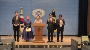 시민단체, 강원FC 히로시마 원정비 고발..."선거법 위반 여부 수사해야" - 뉴스 썸네일 이미지